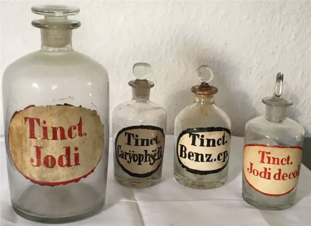 4x antike Barock Apotheker Flaschen Gefäße mit Stöpsel & Etikett Set um 1800