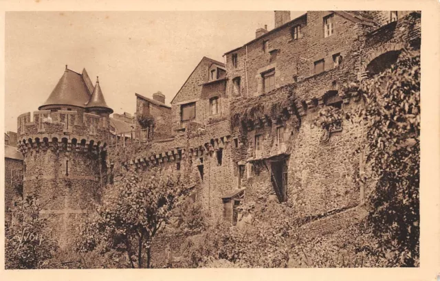 Fougères - les Vieux Remparts (côté Sud) et la Tour Nichot - LA DOUCE FRANCE