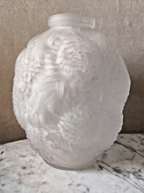 Ancien Vase Art Déco En Verre Pressé Moulé.