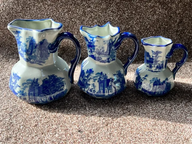 Vinatge Retro 3 X Vintage Graduated Blue And White Pottery Jugs Willow