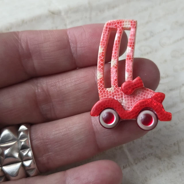 Broche vintage Léa Stein – Losange rouge floral Art Déco