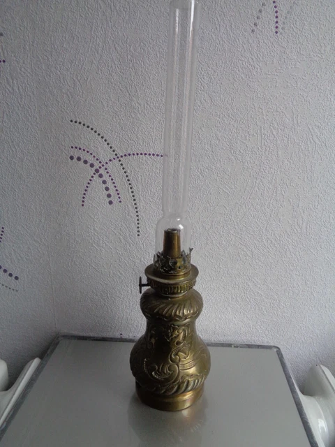 Ancienne Lampe à Pétrole Pied en Laiton ou Bronze & Réservoir en Verre
