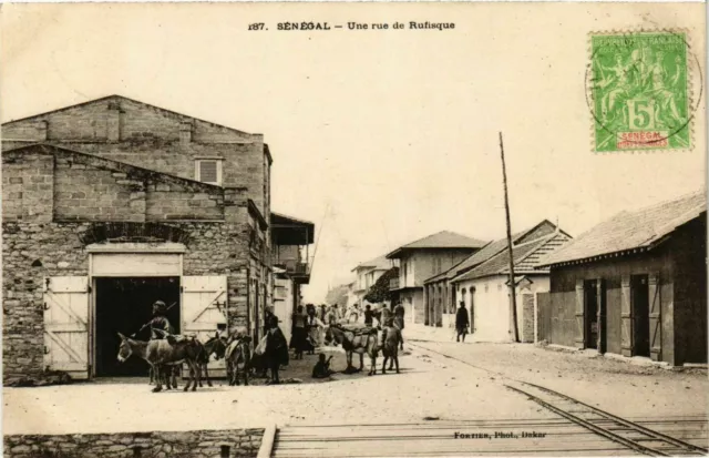 CPA AK SENEGAL RUFISQUE - Une Rue de RUFISQUE (778815)