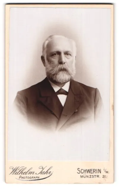 Fotografie Wilhelm Jahr, Schwerin i. M., Münzstr. 21, Portrait stattlicher Herr