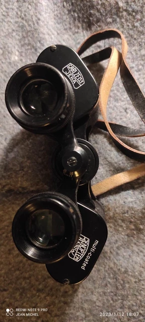 Jumelles ZEISS Jena avec leur étui en cuir marron. Bon état