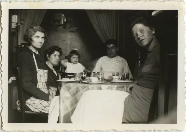 Photo Ancienne - Vintage Snapshot - Famille Repas Table Génération - Family Meal