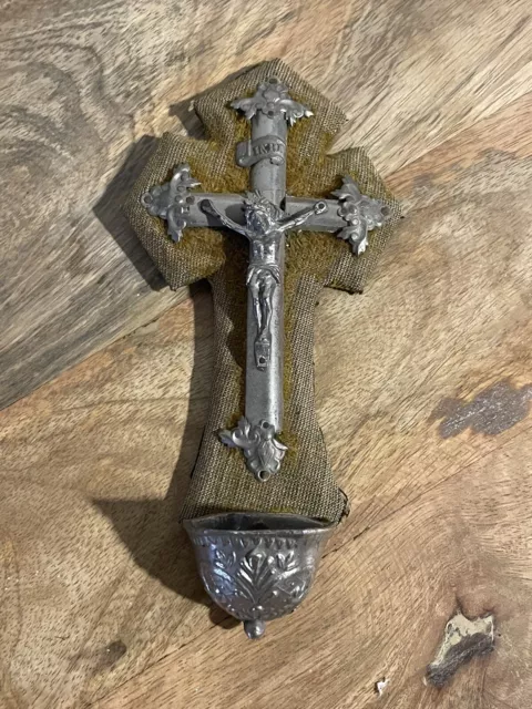 Ancien Crucifix Bénitier Metal Jesus Sur Croix Velours Jaune Vintage Eglise