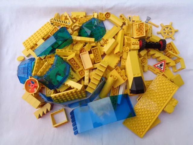 LEGO - 556 g - LOT DE BRIQUES ET ÉLÉMENTS DIVERS - DOMINANTE JAUNE