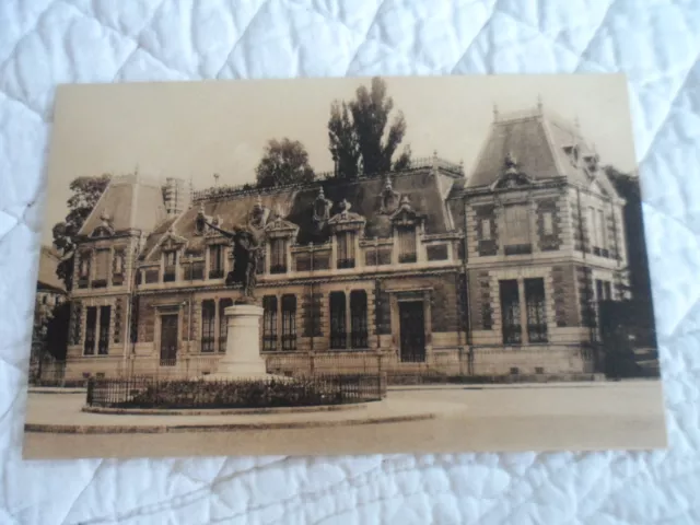 Chalons sur Marne - La Caisse d´Epargne et le Gloria Victis