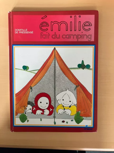 Domitille de PRESSENSE Emilie fait du camping  Or et bleue 44