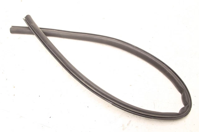 Joint Central De Capot Moteur Pour BMW Série 6 E63 E64 (LCI) - Référence BMW 7008797 - Pièce D'origine Occasion