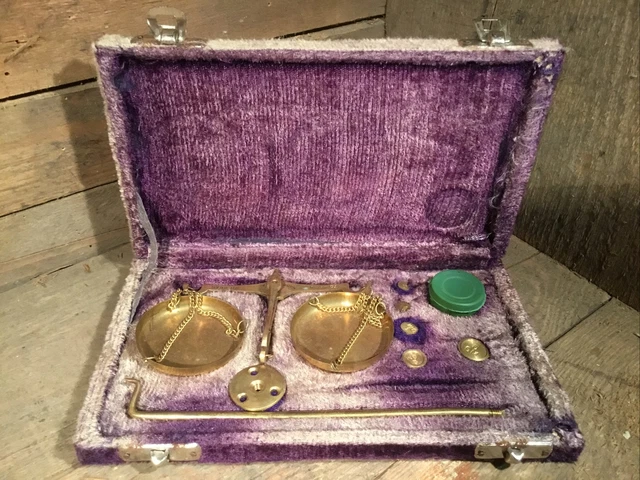 Waage, Feinwaage, Goldwaage, Apothekerwaage, Antik, Lila Koffer, Vintage