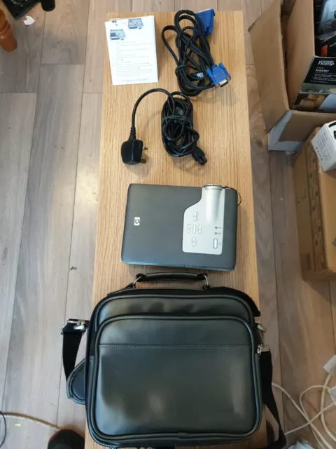 Projecteur numérique HP SB21 - DLP 1000 ANSI lumens avec fils, étui de transport