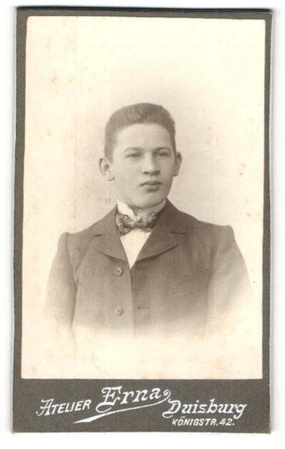 Fotografie Atelier Erna, Duisburg, junger Mann im Anzug mit Fliege