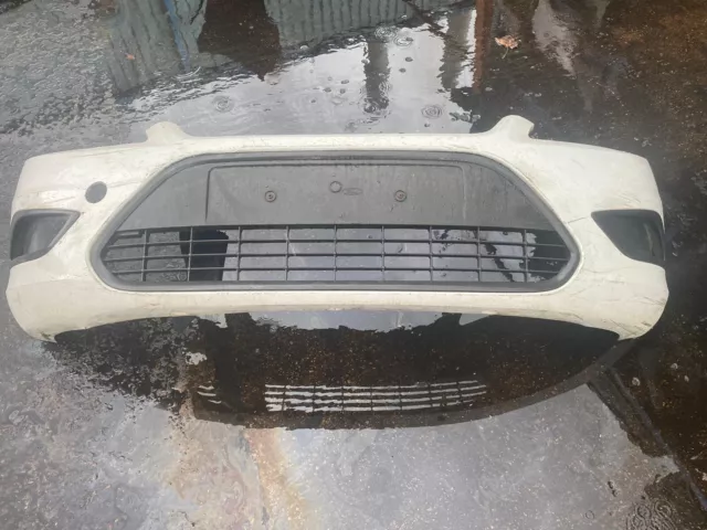 Ford Focus Zetec Mk2.5 White Front Bumper Complete Not Mint Used With Marks