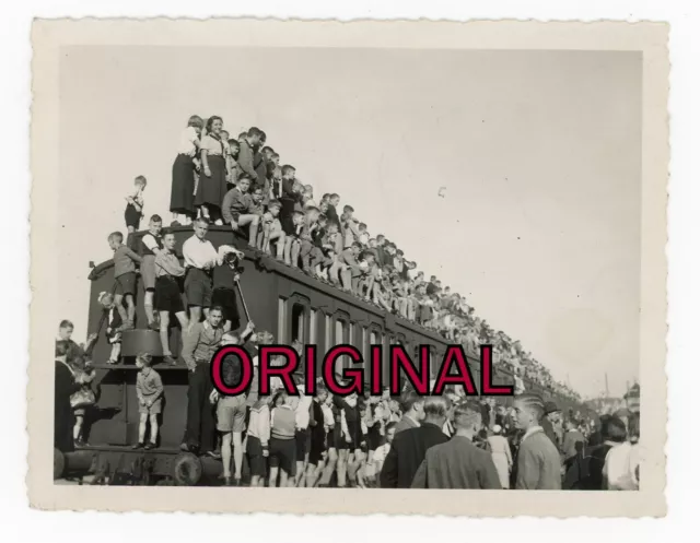 Orig Foto 1936 Jungs Pimpfe & BDM Mädchen posieren auf überfüllten Personenzug