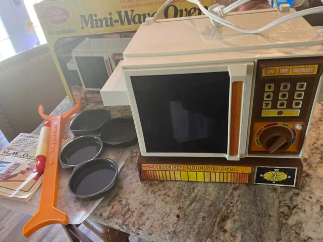 Vintage 1981 Easy Bake Mini-Wave Oven Toy w/ accessories Kenner Genera Mills