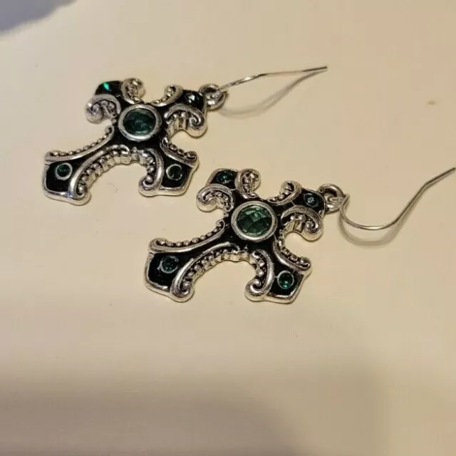 † Religious FACETED GREEN Crystal Cross Dangle Pierced Earrings 1" † Silver tone