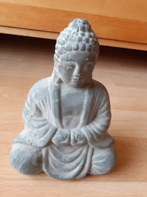 Buddha Figur aus grauem Ton / ca. 21 cm hoch / wie neu 