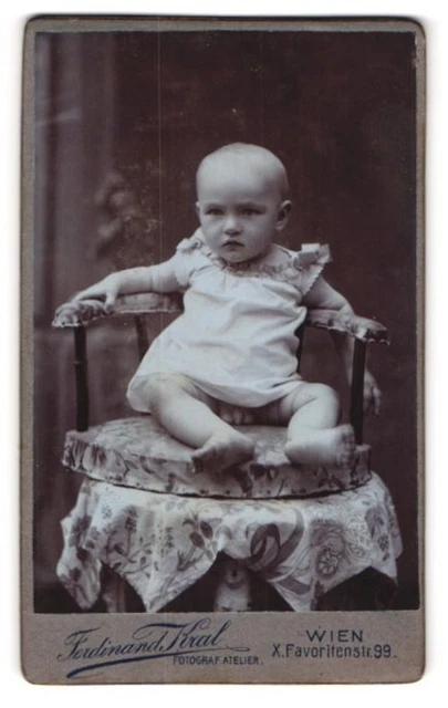 Fotografie Ferdinand Kral, Wien, Favoritenstr. 99, Halbnacktes Kleinkind im Hem