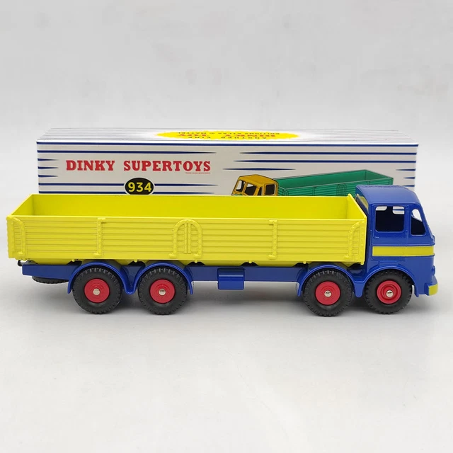 Lot 39 - A DINKY 935 Leyland Octopus Flat Truck with