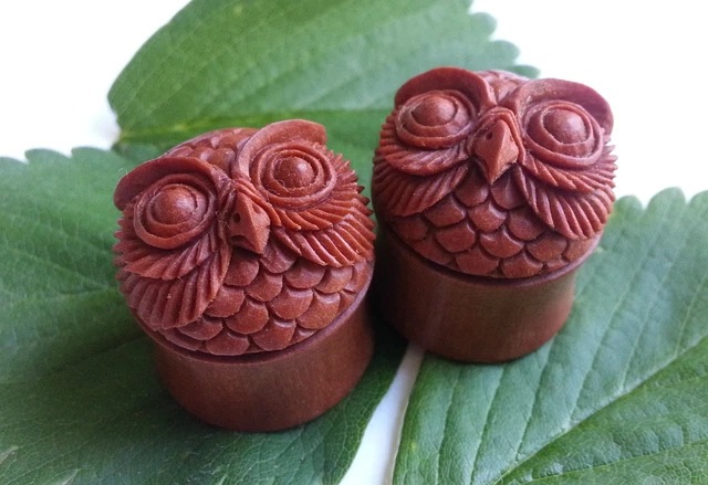 1 Pair Organic Hand Carved 3D Hooter Owl Face Sawo Wood Ear Plugs Tunnels Gauges 2