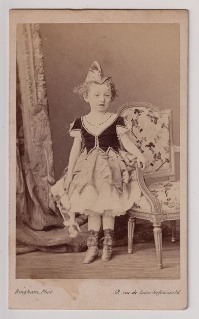Photo Ancienne CDV - Portrait Petite Fille Avec Poupée Porcelaine - France Avant 1900