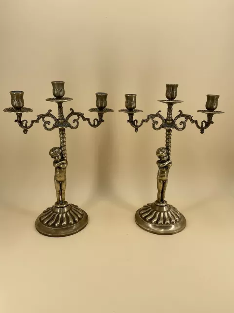 ancienne paire de bougeoirs en bronze doré avec personnage candélabre flambeaux