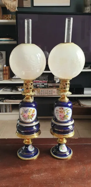 Splendide Paire De Lampes A Petrole En Valentine Porcelaine De Bayeux Et Globe