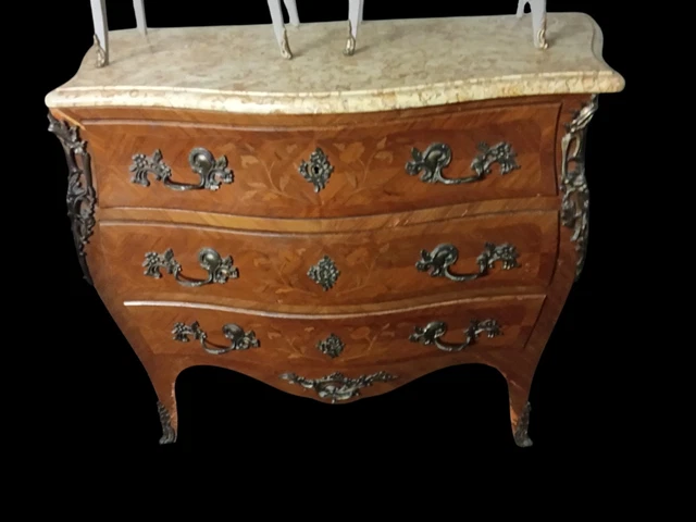 Commode galbée style Louis XV marquetée – Plateau marbre – B