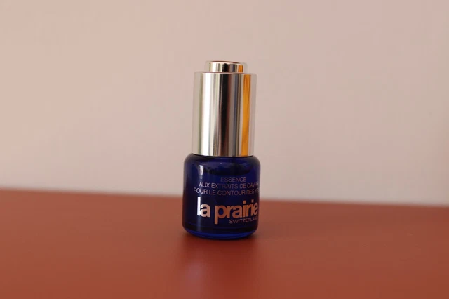 essence aux extraits de ca..ar pour le contour des yeux