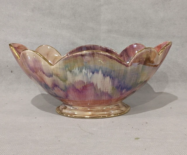 Piatto singhiozzato vintage ""Oldcourt Ware"" dipinto a mano, colori rosa e lilla