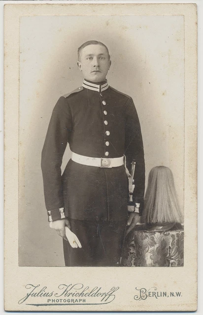 CDV Portrait Berlin Offizier Pickelhaube /Bajonett  (9222)