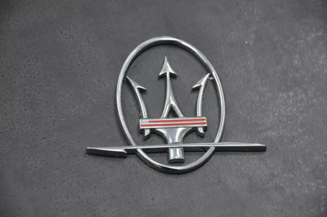 Stemma Maserati Quattroporte M139 Logo Posteriore Sinistra Simbolo Rosso Linea