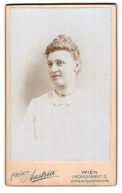 Fotografie Atelier Austria, Wien, Kohlmarkt 5, Portrait blonde Schönheit mit el