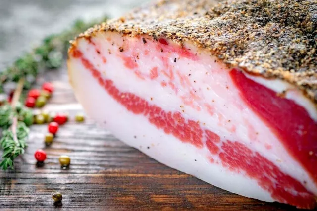 JOUE de PORC PIQUANT AFFINÉ PRODUIT TYPIQUE ITALIENE GUANCIALE JOUES PIMENT