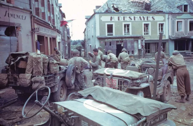 WWII Photo US Soldiers and Press in France  WW2 World War Two Normandy / 1012