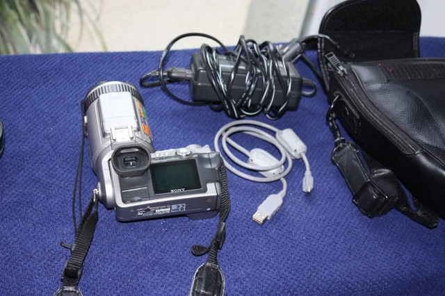 appareil sony cybershot DSC-F707 avec chargeur et1cartes mémoire 16/32 et étui