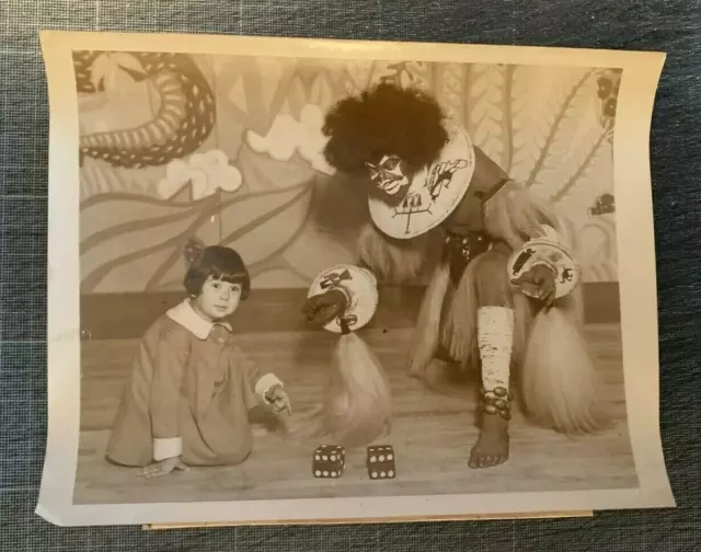 LIV4884  Photographie Photo vintage clown Sakaboni Sonki dés jeu danse drôle gag