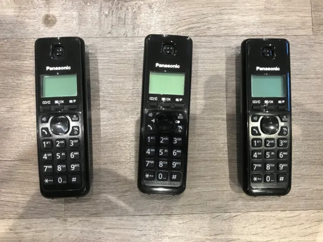 Panasonic KX-TG2721E Cordles Answering system with 3 phones and charging docks. 2