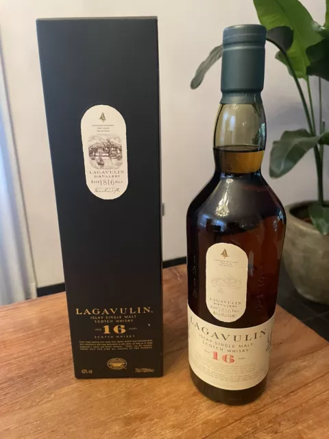 LAGAVULIN 16 Single malt Scotch Whiskey - 700ml