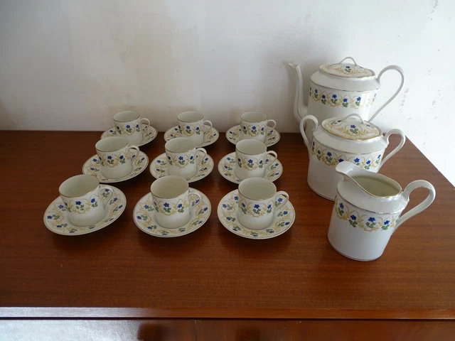 Service à café en porcelaine de Limoges - A.Lanternier décor barbeaux - 11 pers