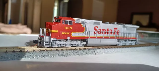 KATO N-Scale 176-3507 GE C44-9W SF SANTA FE #625 custom BNSF patch