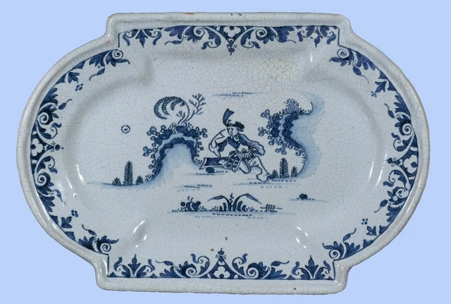 plat en faïence de Moulins ou Clermont-Ferrand, XVIIIe 18ème s. décor Chinois