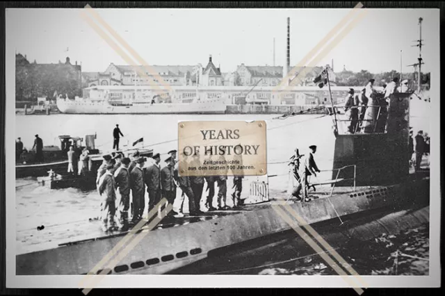 FOTO UNTERSEEBOOT UBOOT U 88 unter Heino Bohmann Mannschaft im Hafen