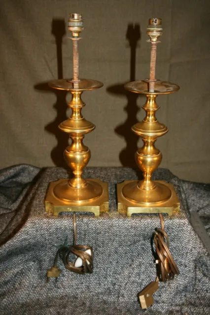 2 pieds de lampe en bronze ou fonte de laiton