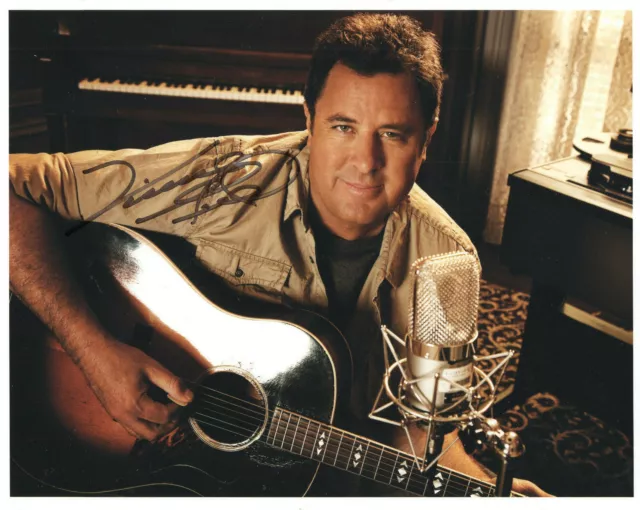 VINCE GILL HAND SIGNED 8x10 COLOR PHOTO+COA            GREAT POSE WITH GUITAR