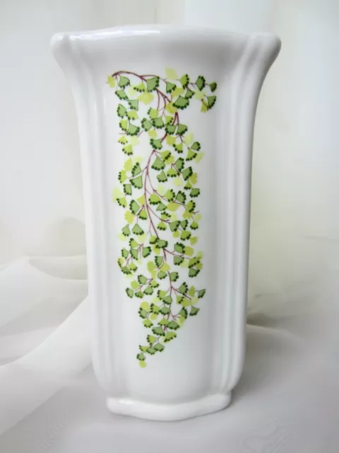 Seltene antike Keramikvase °°° GINKGO °°° handbemalt, weiß-grün, 19,5 cm