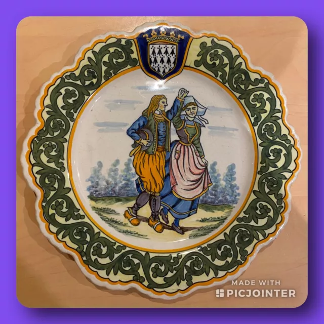 assiette henriot quimper avec blason et un decor porquier beau
