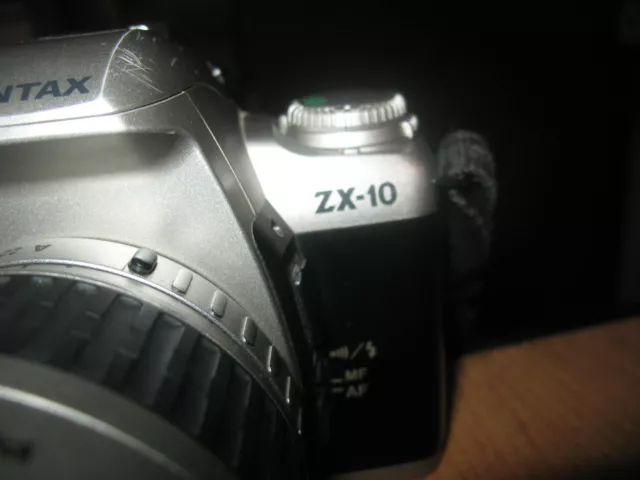 Cámara Pentax ZX-10 con lente SMC Pentax FA 28-80 mm y Mitakon de ancho MC F28 mm 2